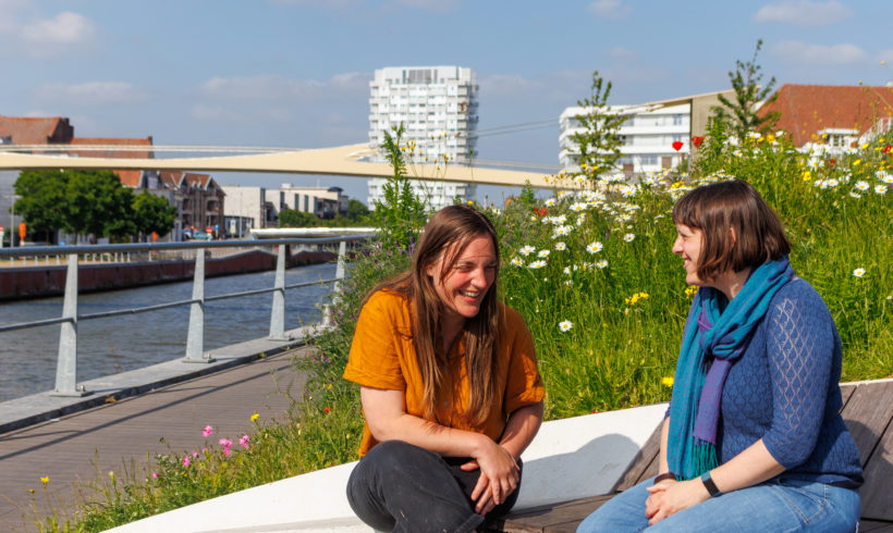 Griet en Sophie, twee enthousiaste Dégage-vrijwilligers uit Kortrijk